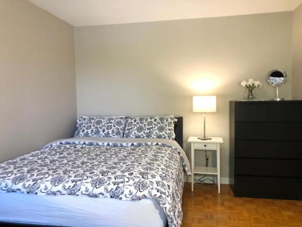 Comfort Stays near Toronto Airport : photo 8 de la chambre chambre lit queen-size - vue sur jardin
