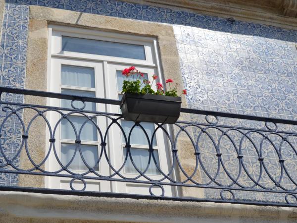 Happy Porto Hostel & Apartments : photo 9 de la chambre lit dans dortoir mixte de 8 lits avec salle de bains privative - vue sur rivière
