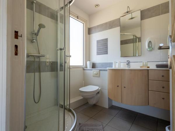 Hôtel Méditerranée : photo 8 de la chambre chambre lits jumeaux - vue latérale sur mer - premier Étage