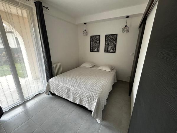 la porte medievale : photo 2 de la chambre chambre double - vue sur jardin