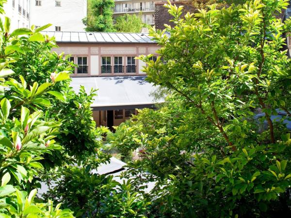 Renaissance Paris Nobel Tour Eiffel Hotel : photo 6 de la chambre chambre lit queen-size de luxe - vue sur jardin