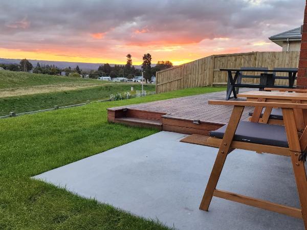 A stunning retreat in Rotorua! : photo 4 de la chambre chambre lit king-size - vue sur montagne