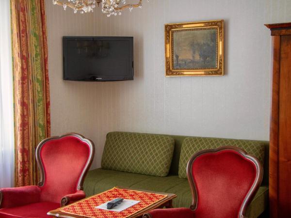 Pension Suzanne : photo 9 de la chambre chambre double confort avec grande salle de bains