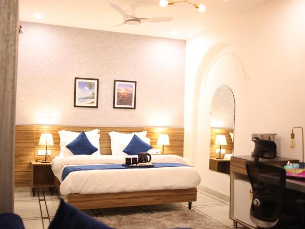 Gallivanto Inn - Rohini : photo 1 de la chambre suite lit queen-size avec baignoire spa