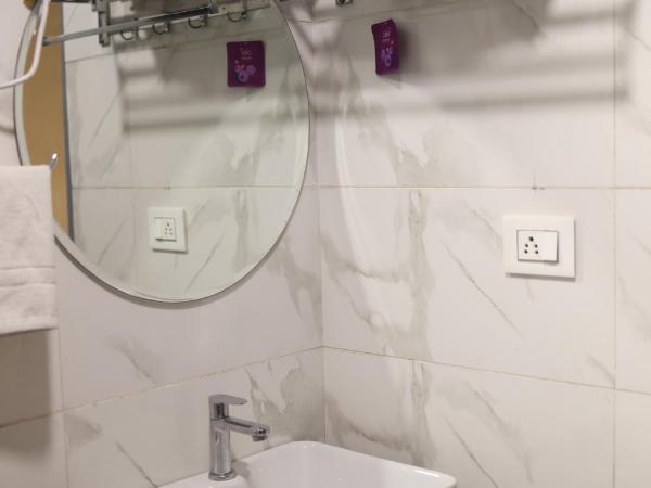 Gallivanto Inn - Rohini : photo 6 de la chambre suite lit king-size avec balcon