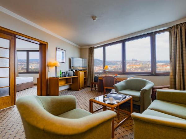 Grand Hotel Prague Towers - Czech Leading Hotels : photo 4 de la chambre suite premium avec accès au salon exécutif - vue sur ville