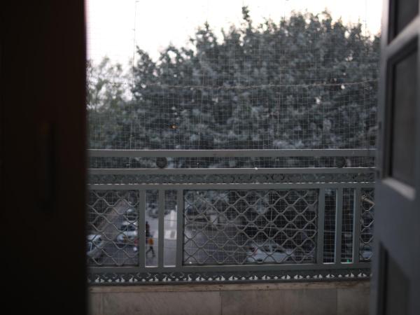 Gallivanto Inn - Rohini : photo 10 de la chambre suite lit king-size avec balcon