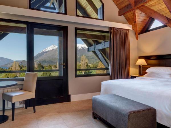 Arelauquen Lodge, a Tribute Portfolio Hotel : photo 3 de la chambre grand view king, golf and mountain view