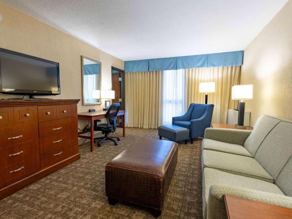 Pear Tree Inn St. Louis Near Union Station : photo 2 de la chambre suite lit queen-size de luxe avec canapé-lit - non-fumeurs