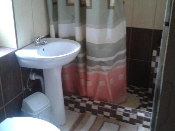 Villa Julia : photo 6 de la chambre chambre lits jumeaux standard avec salle de bains commune