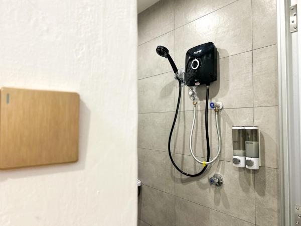 Mana Mana Hotel • Melaka • : photo 3 de la chambre chambre double sans fenêtre