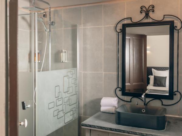 Auberge de la Treille - Chambres d'Hôtes : photo 2 de la chambre chambre lit king-size - vue sur jardin