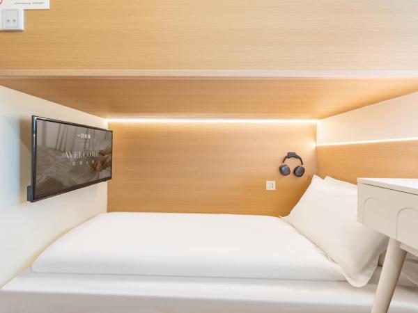 Lemon Hotel - Metro Line 1 Line 7 Changshu Road 200 meters : photo 8 de la chambre z scenic view single room - lower bunk  shared bathroom