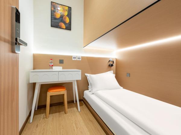 Lemon Hotel - Metro Line 1 Line 7 Changshu Road 200 meters : photo 7 de la chambre guestroom single room - lower bunk shared bathroom no window