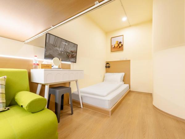 Lemon Hotel - Metro Line 1 Line 7 Changshu Road 200 meters : photo 8 de la chambre single room - lower bunk shared bathroom no window