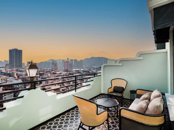 Hotel Central Macau : photo 1 de la chambre chambre lit queen-size avec balcon