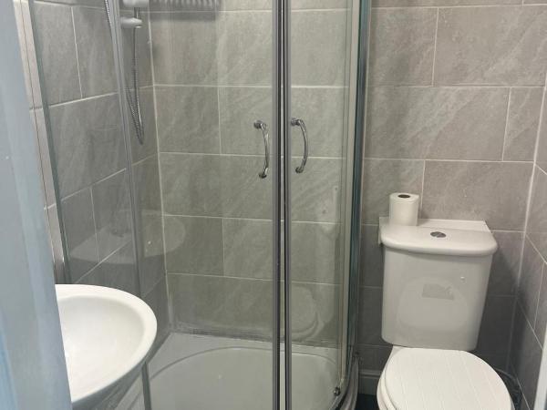Studio Flat 7 With Private Shower & WC : photo 8 de la chambre chambre double avec salle de bains privative