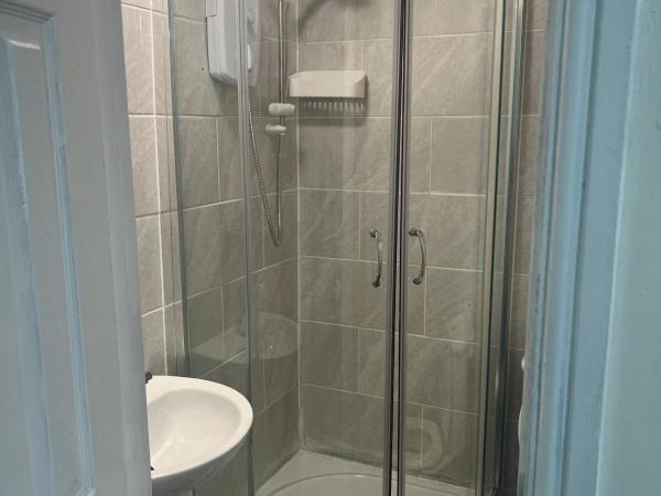 Studio Flat 7 With Private Shower & WC : photo 2 de la chambre chambre double avec salle de bains privative