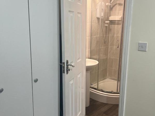 Studio Flat 7 With Private Shower & WC : photo 7 de la chambre chambre double avec salle de bains privative