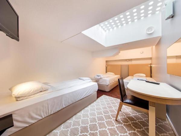 Mosebacke Hostel : photo 3 de la chambre chambre triple avec salle de bains privative (aucune fenêtre)