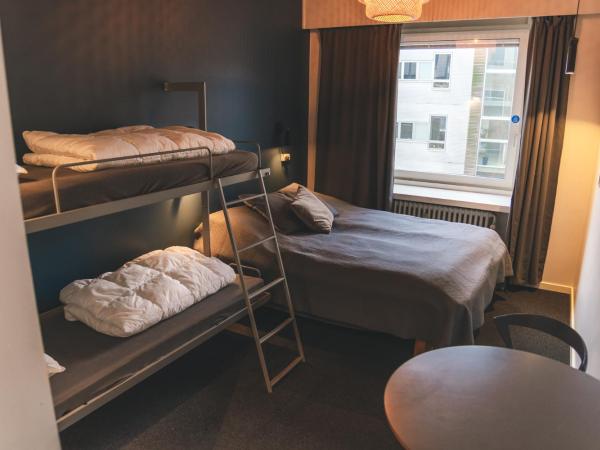 Danhostel Aarhus City : photo 4 de la chambre chambre familiale avec salle de bains privative
