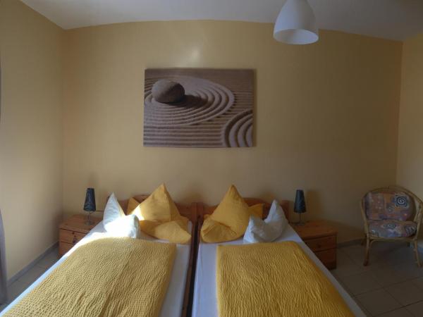 Hotel Gute Nacht : photo 2 de la chambre chambre double avec salle de bains privative