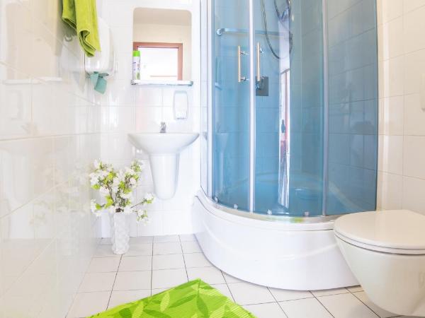 Green Hostel : photo 5 de la chambre chambre quadruple avec salle de bains