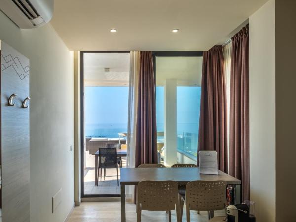 Residence Picalè : photo 3 de la chambre appartement supérieur 1 chambre avec terrasse et jacuzzi - vue sur mer