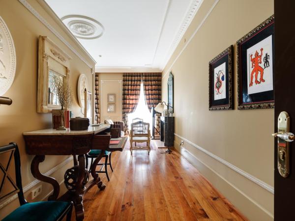 M Maison Particulière Porto : photo 1 de la chambre suite avec balcon - vue sur ville