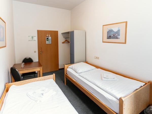 Tagungs und Gästehaus St Georg : photo 6 de la chambre chambre lits jumeaux avec salle de bains