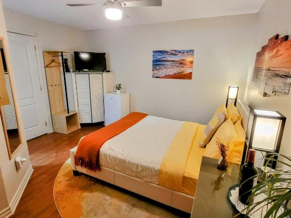 Kokomo INN Bed and Breakfast Ottawa-Gatineau's Only Tropical Riverfront B&B on the National Capital Cycling Pathway Route Verte #1 - for Adults Only - Chambre d'hôtes tropical aux berges des Outaouais BnB #17542O : photo 1 de la chambre studio lit queen-size de luxe 