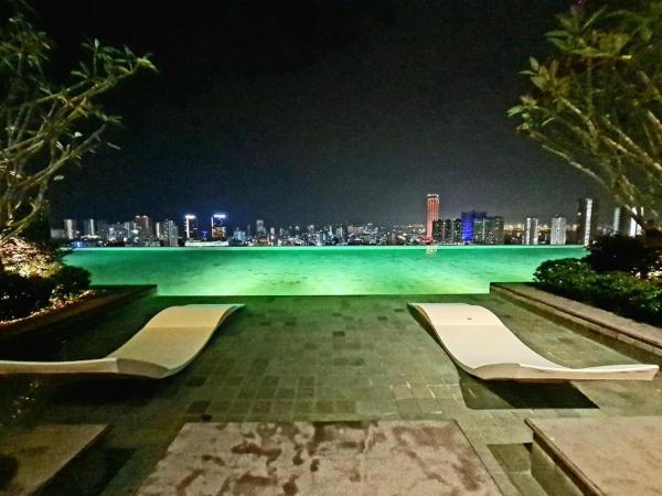 Rooftop - Sky Pool - 2BR Premium Homestay - Georgetown 城市 6 pax : photo 7 de la chambre suite exécutive