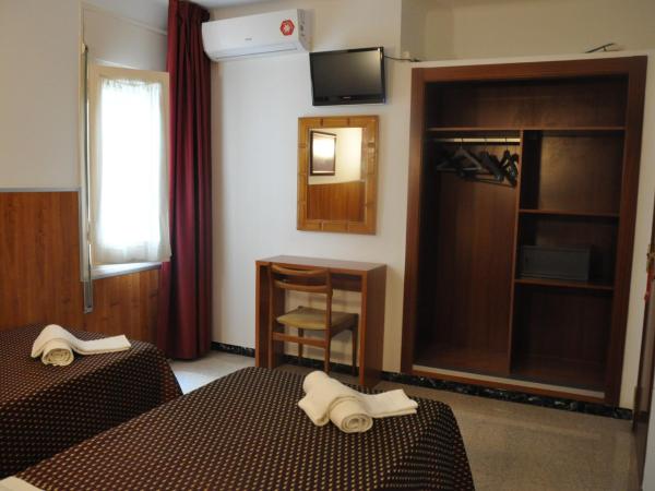 Hostal - Pensión El Amigo : photo 6 de la chambre chambre double ou lits jumeaux Économique