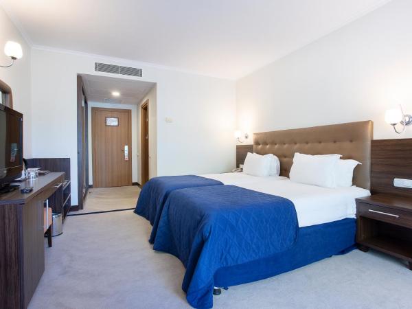 Pine Beach Belek : photo 3 de la chambre chambre double ou lits jumeaux avec lit d'appoint