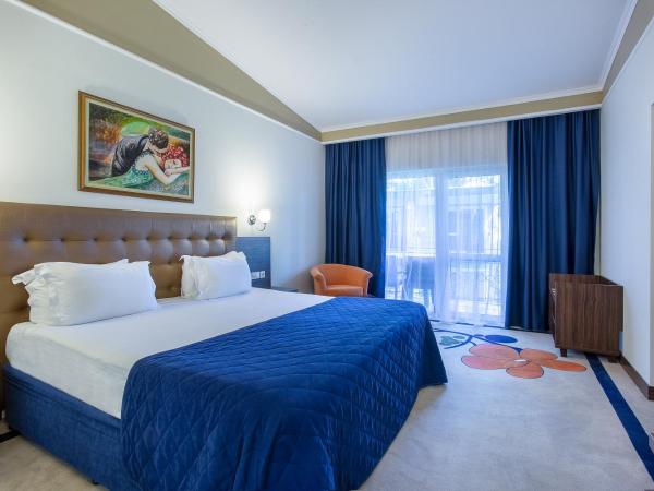 Pine Beach Belek : photo 4 de la chambre chambre double ou lits jumeaux avec lit d'appoint