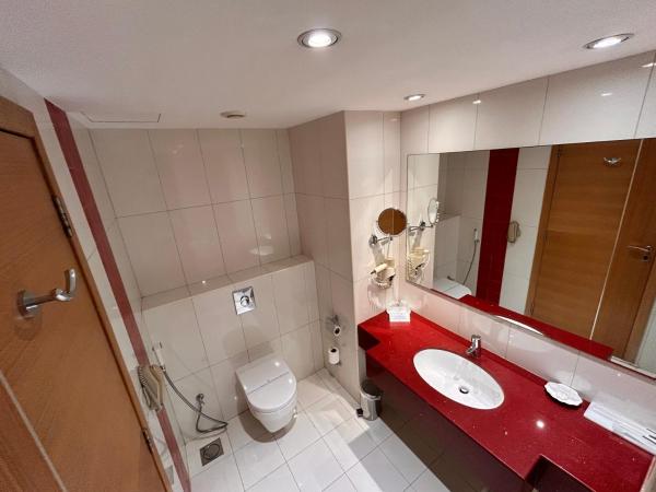 Golden Tulip Muscat : photo 4 de la chambre standard room king bed