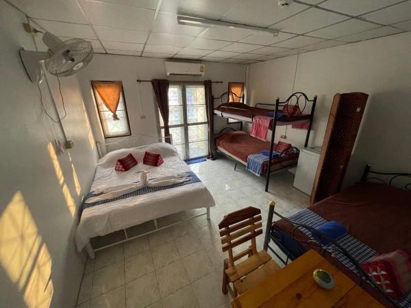 Noot's Bar And Guesthouse : photo 6 de la chambre chambre familiale avec balcon