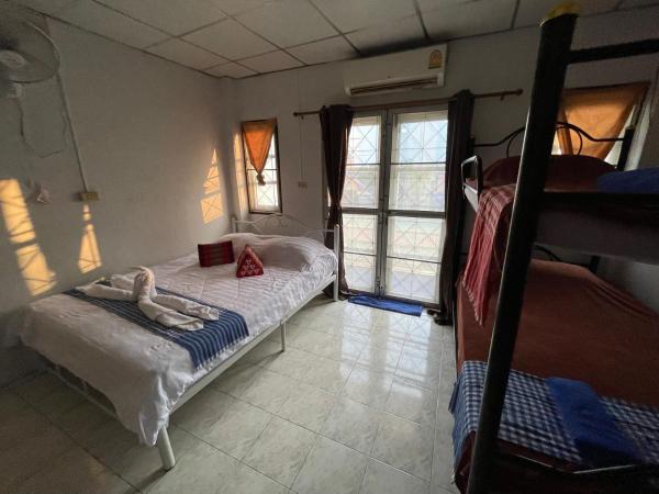 Noot's Bar And Guesthouse : photo 5 de la chambre chambre familiale avec balcon