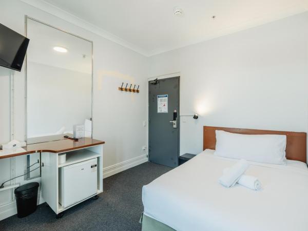 Newtown Cozy Stays : photo 3 de la chambre chambre double avec salle de bains commune