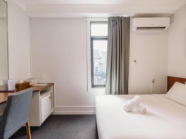 Newtown Cozy Stays : photo 2 de la chambre chambre double avec salle de bains commune