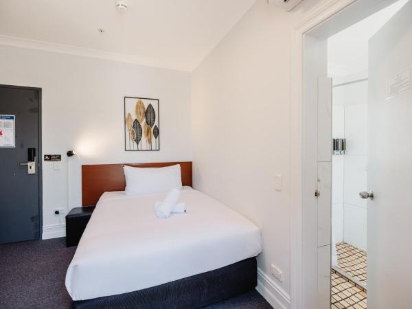 Newtown Cozy Stays : photo 4 de la chambre chambre double avec salle de bains privative