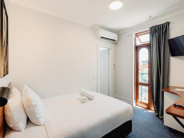 Newtown Cozy Stays : photo 8 de la chambre chambre double avec salle de bains privative