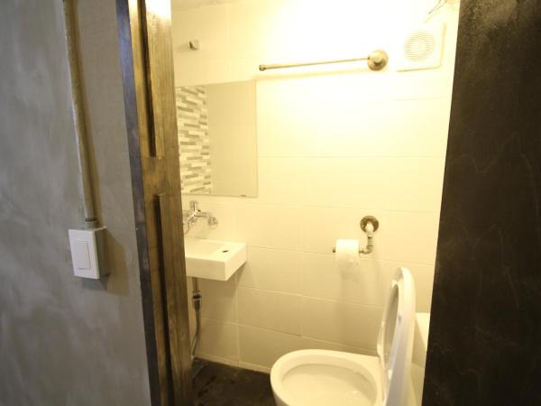 Time Travelers Party Hostel In Hongdae : photo 2 de la chambre chambre quadruple avec salle de bains privative