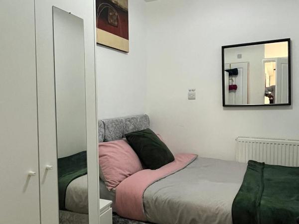 Home Away : photo 1 de la chambre chambre double avec salle de bains privative