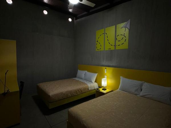 CHECK INN HOSTAL AEROPUERTO GDL : photo 2 de la chambre chambre quadruple Économique avec salle de bains commune