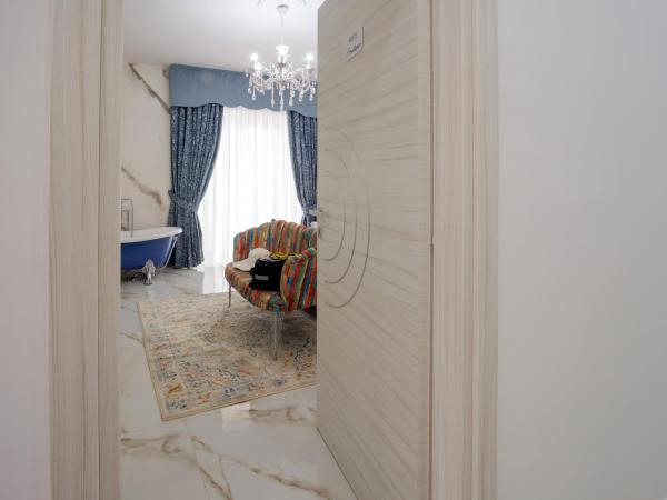 REDDIMUS Guest House : photo 1 de la chambre chambre double deluxe avec baignoire