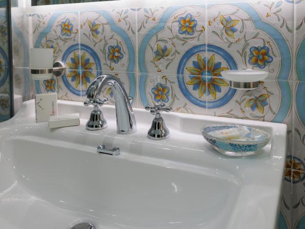 REDDIMUS Guest House : photo 4 de la chambre chambre double deluxe avec baignoire