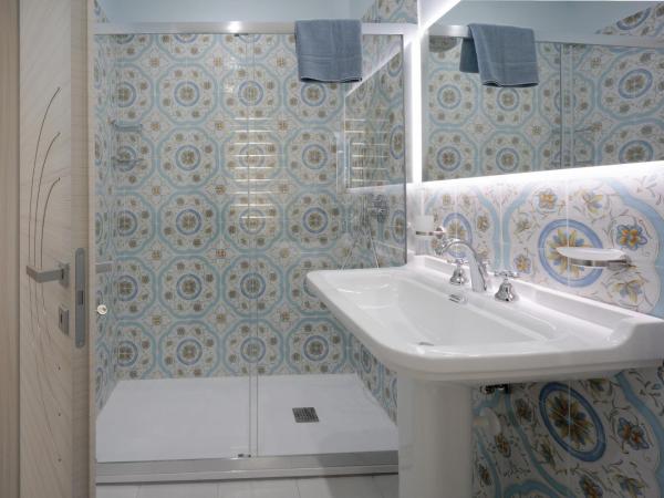 REDDIMUS Guest House : photo 8 de la chambre chambre double deluxe avec baignoire