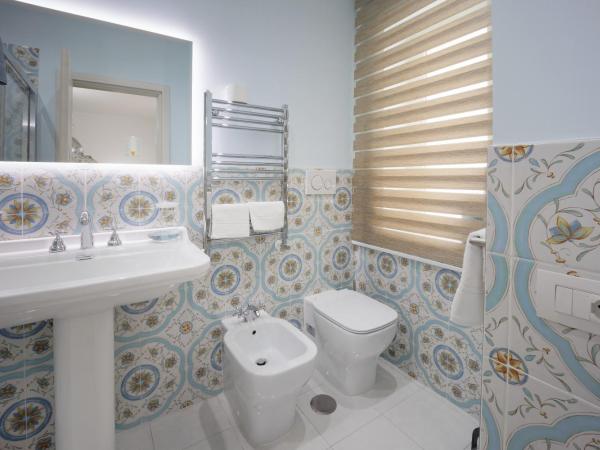 REDDIMUS Guest House : photo 9 de la chambre chambre double deluxe avec baignoire