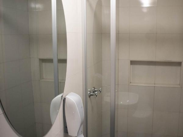 Nomads St Kilda : photo 8 de la chambre chambre double avec salle de bains privative